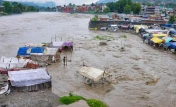 जम्मू-काश्मीर आणि लडाख येथे ढगफुटी आणि दरड कोसळल्यामुळे बुधवारी 22 लोकांचा मृत्यू