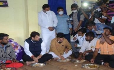 जमिनीवर बसून पूरग्रस्तांसोबत जेवण
