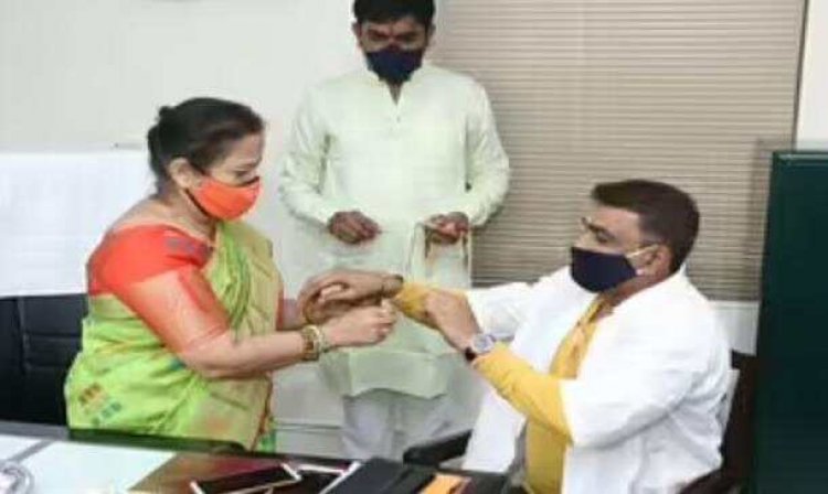 मुंबईच्या महापौरांचे अनोखे रक्षाबंधन