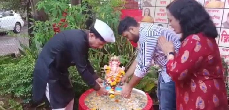 काळे कुटुंबीयांनी घरा समोरील छोट्या कृत्रिम तलावात गणपतीचे विसर्जन केले.