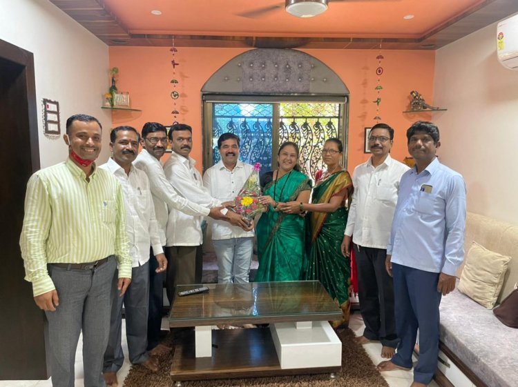 शिवसेनेच्या नवनिर्वाचित जिल्हा परीषद सदस्या सारीका निकम व प्रकाश निकम यांचा शिक्षक सेनेने केला सत्कार
