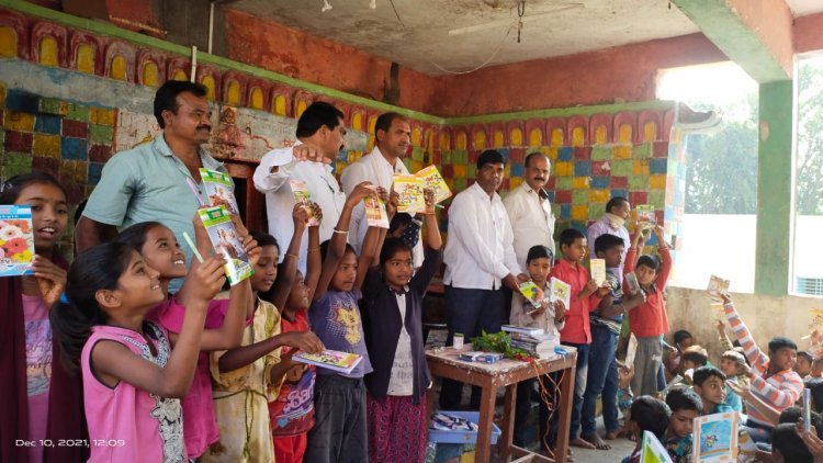 स्मृतिशेष अर्जुन घुंबरे यांच्या प्रथम स्मृतिदिना निमीत्त विद्यार्थ्यांना शालेय साहित्य वाटप, सुत्य उपक्रमातून अभिवादन