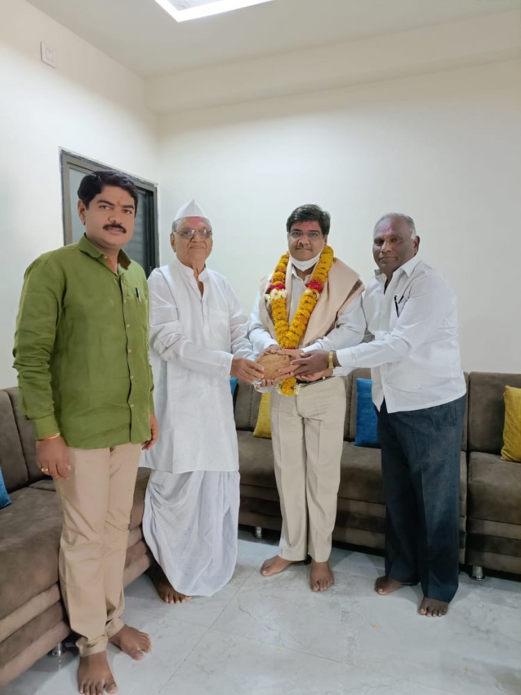 दीनदयाळ बँकेचे नवनिर्वाचित उपाध्यक्ष अँड.राजेश्वर देशमुख यांचा भाजपाचे ज्येष्ठ नेते बंकटराव कांदे यांचा सत्कार