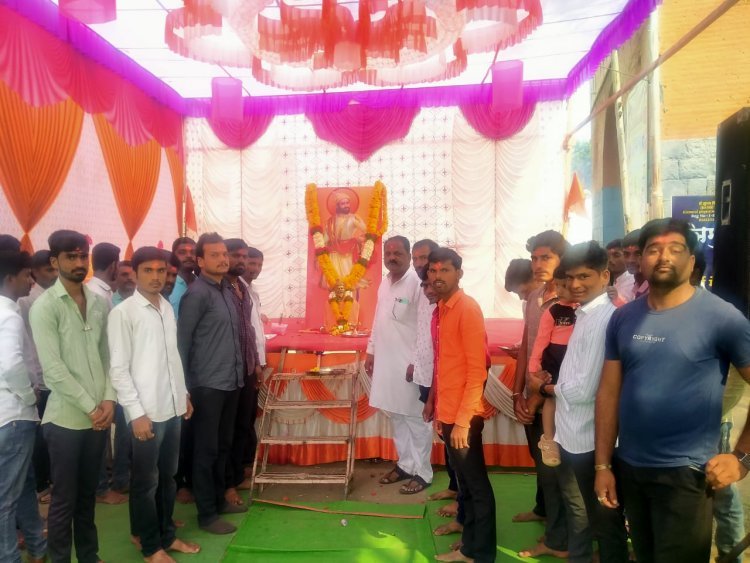 मौजे रामपुरी येथे छत्रपती शिवाजी महाराज यांच्या जयंती निमीत्त प्रतिमेचे पुंजेन करूण आरती गावकर्यांच्या वतिने करण्यात आली