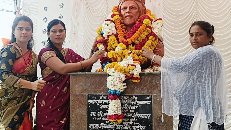 समाजाला स्वच्छतेची शिकवण देऊन समाज सुधारणा करणारे संत गाडगे बाबा - स्वाती खुळे