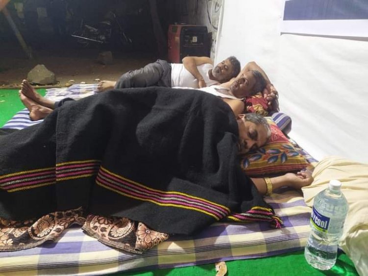 कोल्हापूर येथील महावितरण कार्यालयासमोर मा,खासदार राजू शेट्टी यांचे आजपासून बेमुदत ठिय्या आंदोलन या आंदोलनाला कवठेमहांकाळ व जत स्वाभिमानी शेतकरी संघटनेचा जाहीर पाठिंबा