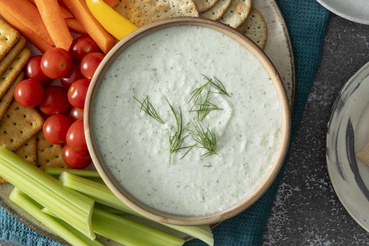 A Taste of Greece: How to Make the Perfect Tzatziki Sauce Recipe